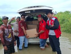 Aribun Sayunis DPRD Lampung Tinjau Banjir dan Serahkan Bantuan ke Warga