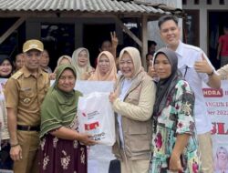 Elly Wahyuni beserta M Rinaldi Alzier Beri Batuan Pada Warga Terdampak Banjir di Desa Bunut