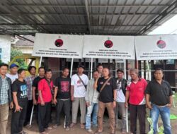Mingrum Gumai Berikan Bantuan Plang Partai