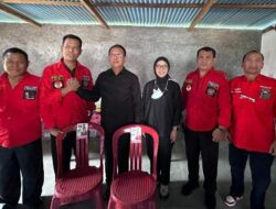 Mingrum Gumay dan Farah Nuriza Berikan Bantuan Perlengkapan Kursi Dan Buah Segar