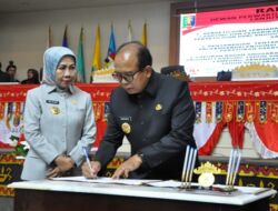 Pj. Gubernur Lampung dan Ketua DPRD Provinsi Lampung Tandatangani Persetujuan Bersama Raperda APBD Tahun 2025