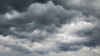 Ilustrasi Awan Mendung. Unsplash @myfunkypixel