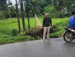 Ruas Jalan Kota Dalam-Blimbing Sari Jebol dan Nyaris Putus, Anggota DPRD Lamsel Desak Pemprov Segera Lakukan Perbaikan