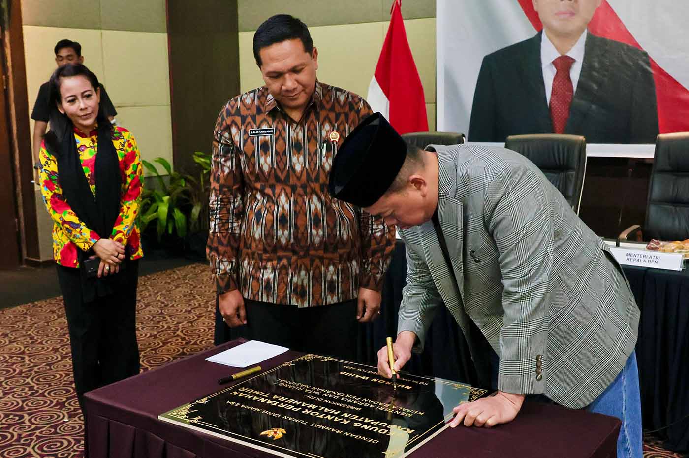 Menteri Nusron Menandatangi Prasasti Peresmian Gedung Kantor Pertanahan Halmahera Timur