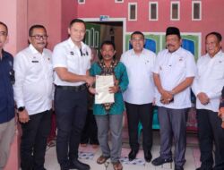 Bersama Menko AHY Serahkan Sertipikat Tanah untuk Rakyat di Bengkulu, Wamen Ossy Apresiasi Peran Pemerintah Daerah