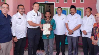Door to Door Kementerian ATR/BPN Serahkan 184 Sertipikat Tanah Bengkulu. Foto: Dok. for Headlines.id