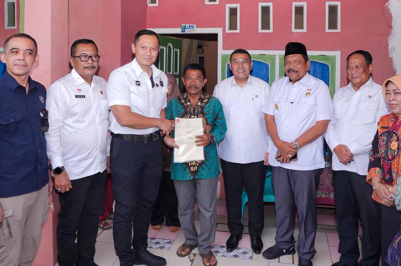 Door to Door Kementerian ATR/BPN Serahkan 184 Sertipikat Tanah Bengkulu. Foto: Dok. for Headlines.id