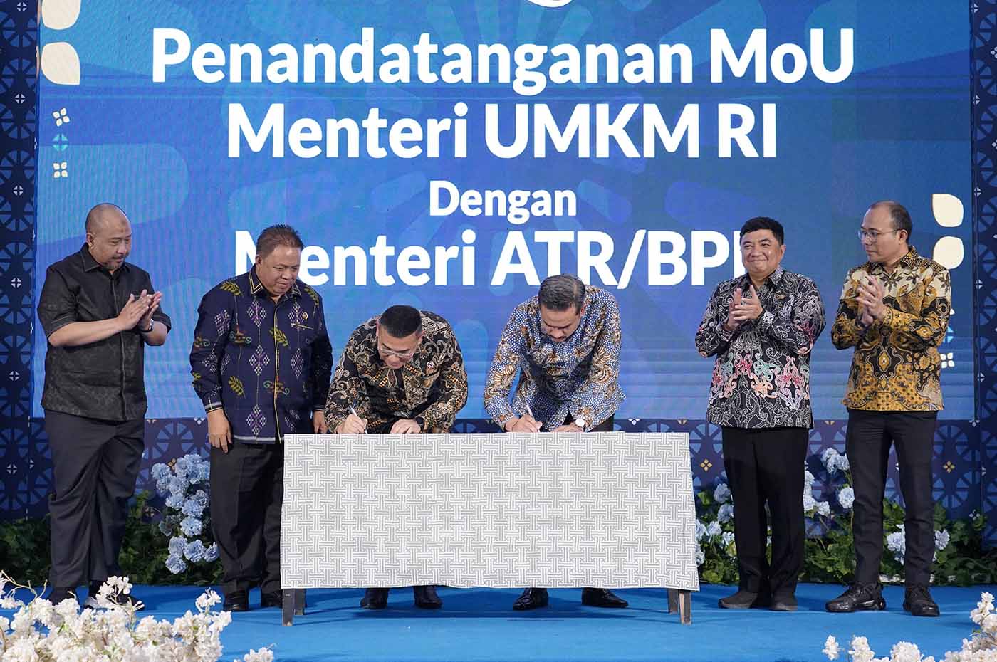 Penandatanganan Nota Kesepahaman antara Kementerian UMKM dan Kementerian ATR/BPN.