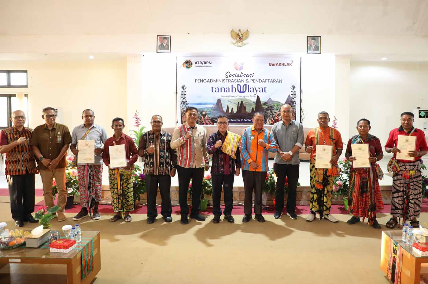 Warga Suku Boti Terima Sertipikat dari Kementerian ATR BPN