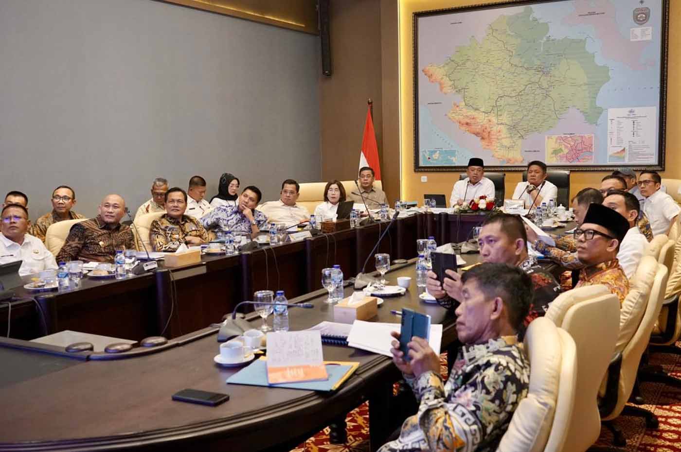 Menteri ATR/BPN, Nusron Wahid saat memberikan pengarahan kepada para kepala daerah se-Sumatra Selatan di Kota Palembang
