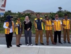 Anggota DPRD Lampung Lesty Putri Utami bersama Kadis BMBK Lampung meninjau ruas jalan Korpri-Purwotani.