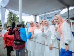 Ketua TP PKK Lampung Purnama Wulan Sari Mirza Bagikan 800 Takjil di Mahan Agung