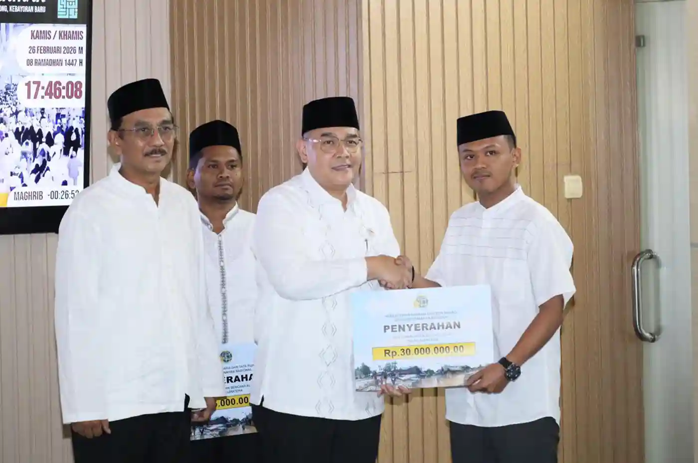 Kementerian ATR/BPN menyerahkan bantuan kepada ASN asal Aceh terdampak bencana hidrometeorologi