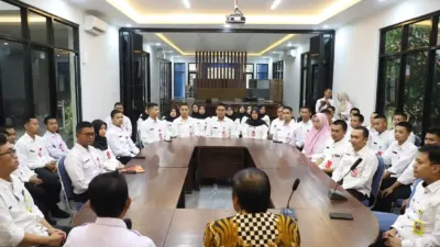 Taruna STPN melakukan digitasi sertipikat tanah di Kantah Batang