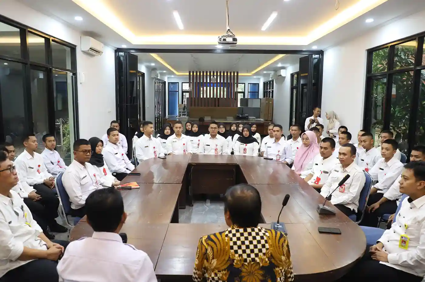 Taruna STPN melakukan digitasi sertipikat tanah di Kantah Batang