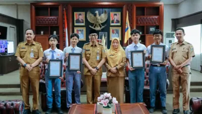 Empat siswa SMKN 1 Liwa mendapat penghargaan setelah menemukan celah keamanan NASA