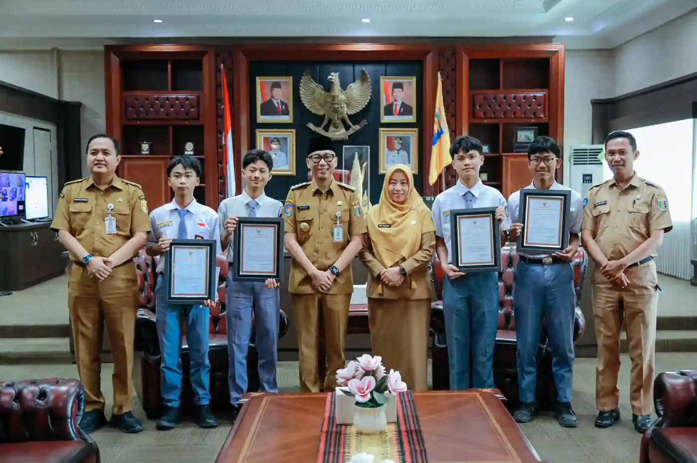 Empat siswa SMKN 1 Liwa mendapat penghargaan setelah menemukan celah keamanan NASA