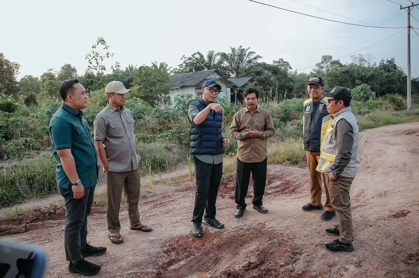 Perbaikan jalan Gedong Aji–Umbul Mesir di Rawa Pitu Tulang Bawang