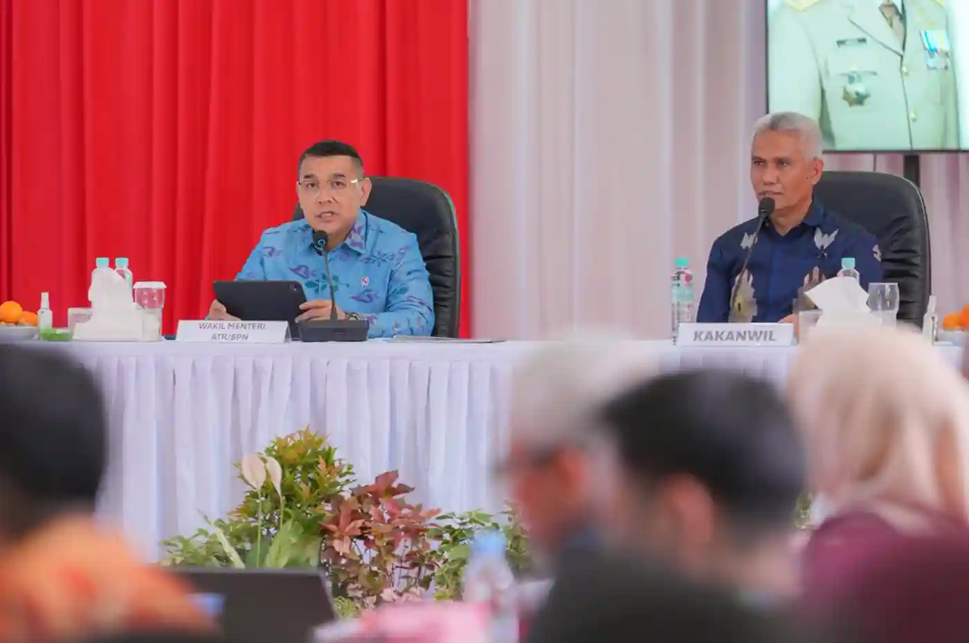 wamen atr ossy dermawan menyerahkan sertipikat di sulawesi tengah