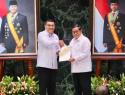 DKI Jakarta HUT ke-499, Wamen Ossy Serahkan 499 Sertipikat ke Gubernur Pramono Anung