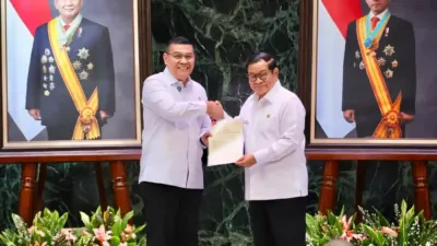 DKI Jakarta HUT ke-499, Wamen Ossy Serahkan 499 Sertipikat ke Gubernur Pramono Anung