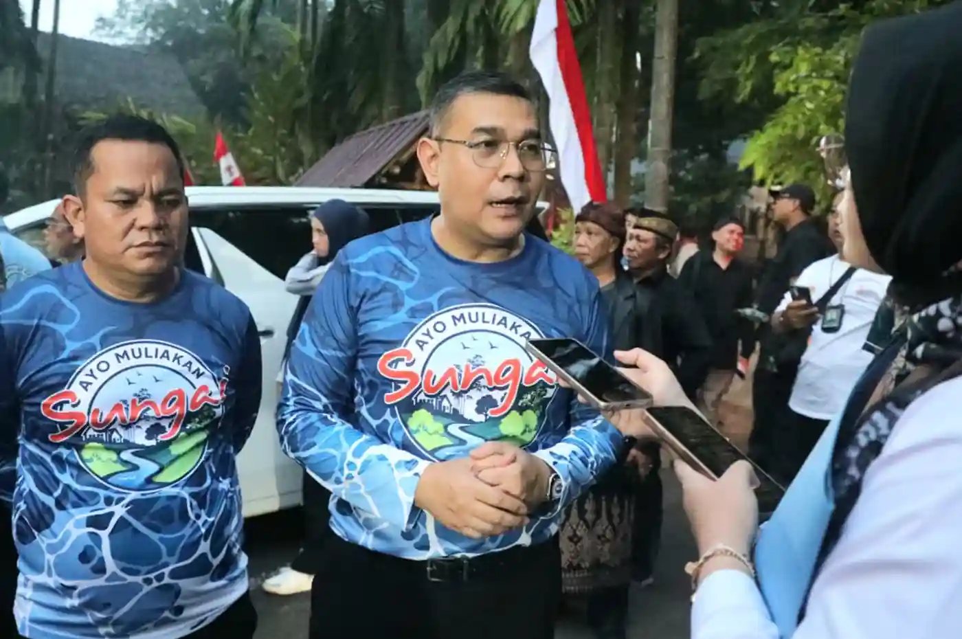 gerakan muliakan sungai bersama wamen ossy di sungai ciliwung