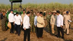 menteri nusron dampingi presiden prabowo panen raya di malang